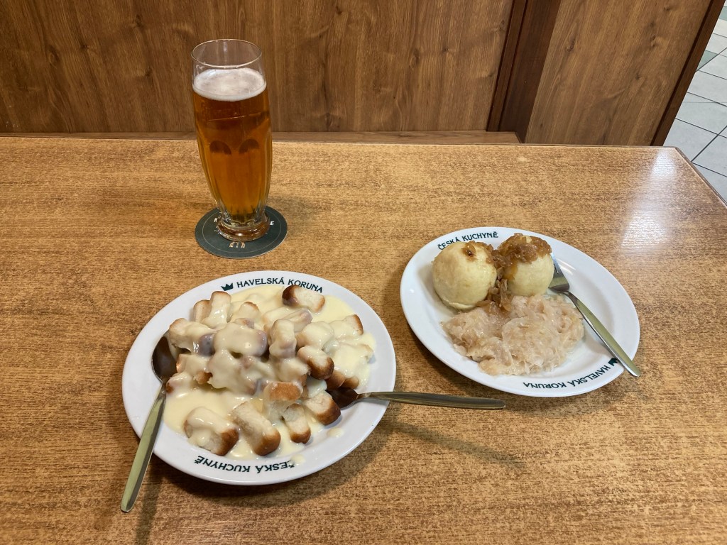 Bramborové knedlíky plněné uzeným masem, zelí
Dukátové buchtičky s vanilkovým krémem