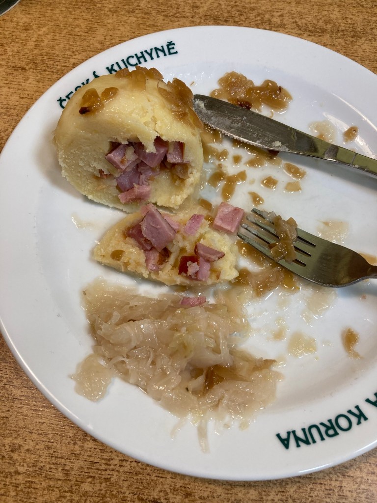  Bramborové knedlíky plněné uzeným masem, zelí 